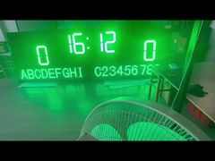 Εξωτερικό μεγάλο ηλεκτρονικό πίνακα αποτελεσμάτων ποδοσφαίρου με όνομα ομάδας